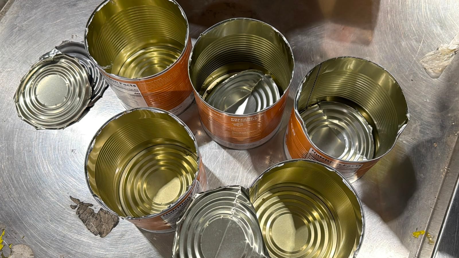 Los agentes hallaron cinco latas que simulaban contener mantequilla de maní en polvo, pero ocultaban marihuana. (Cortesía: Dirección Nacional de Control de Drogas)