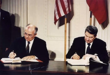 Ronald Reagan y Mikhail Gorbachev