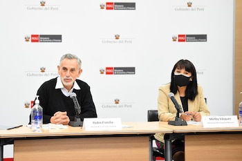 Pedro Francke y Mirtha Vásquez.