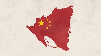 Mapa de Nicaragua en color rojo, con cinco estrellas amarillas que simulan el diseño de la bandera de China, sobre un fondo blanco texturizado.