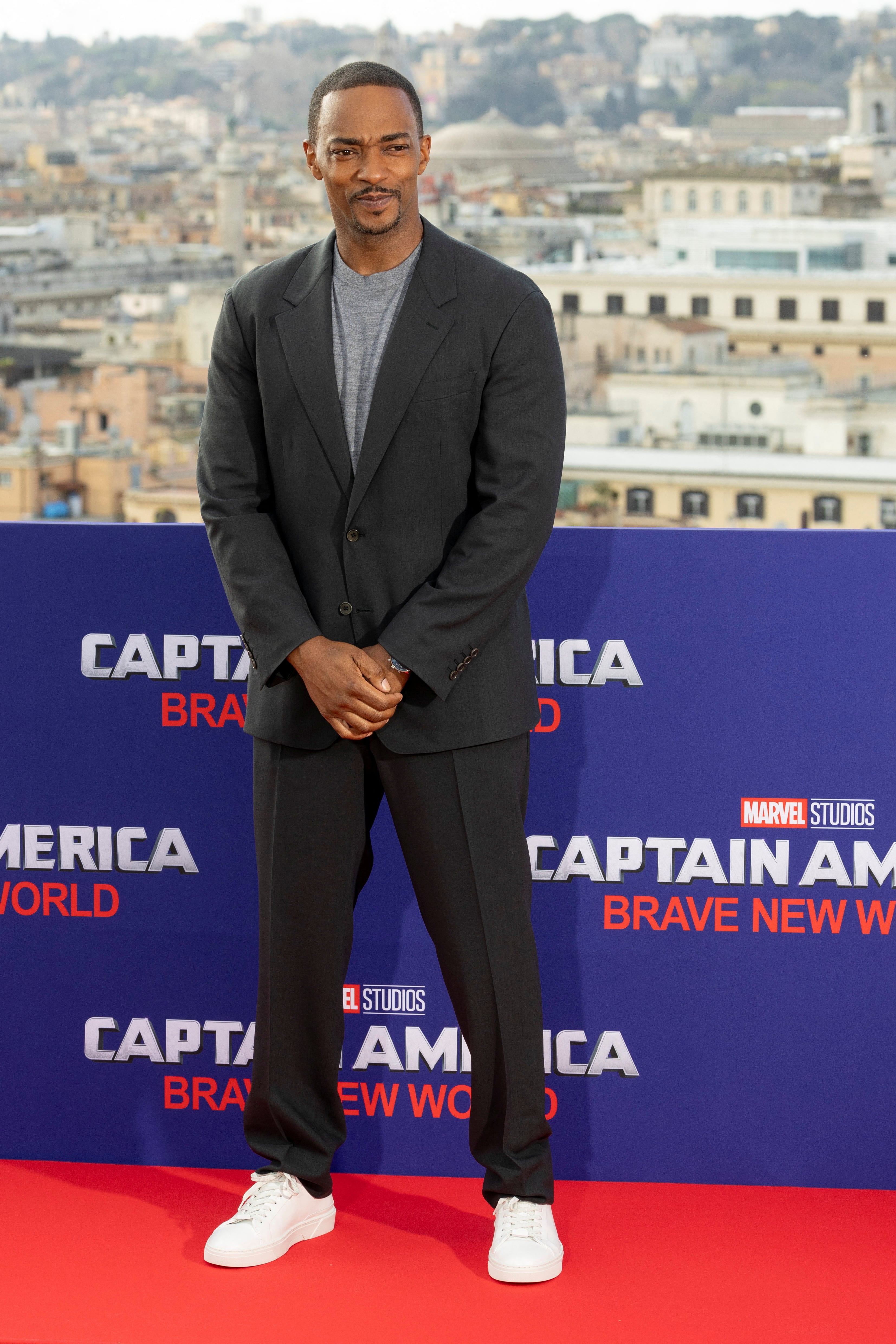 El actor combina prendas neutras con siluetas definidas para construir una imagen relajada y elegante. (REUTERS/Remo Casilli)