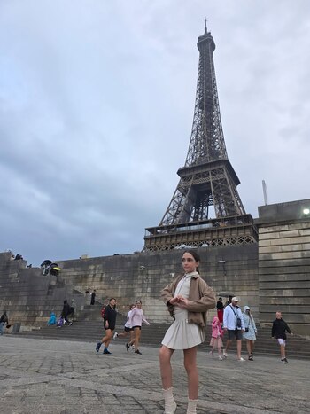 Gina frente a la Torre