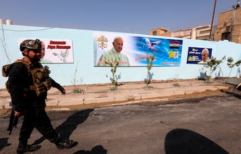 Un policía iraquí patrulla por