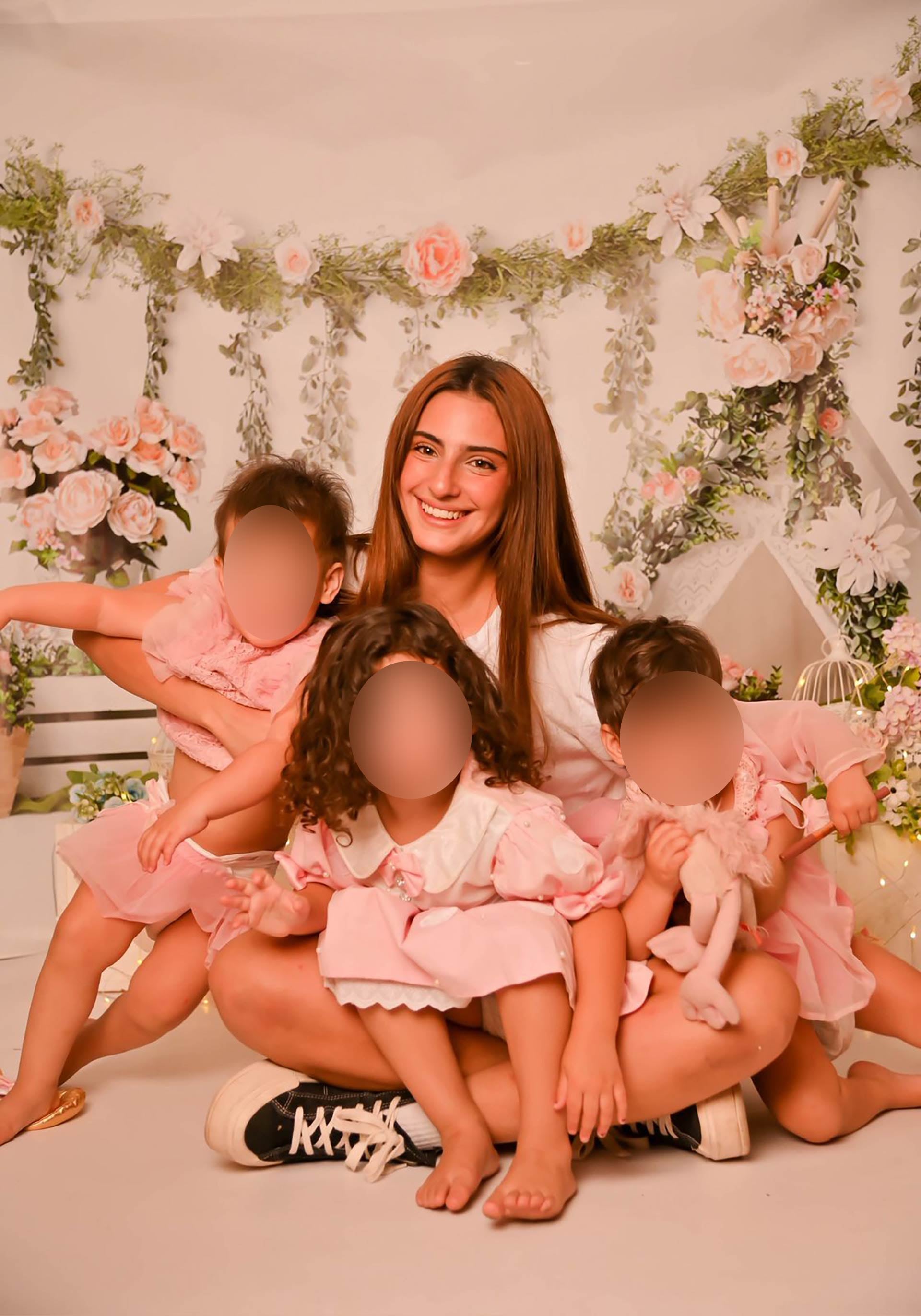 Brisa Veloso junto a sus tres pequeñas hijas