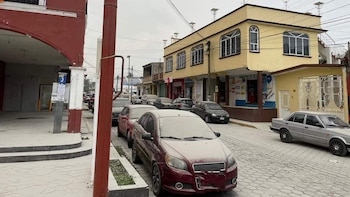 Habitantes de por lo menos