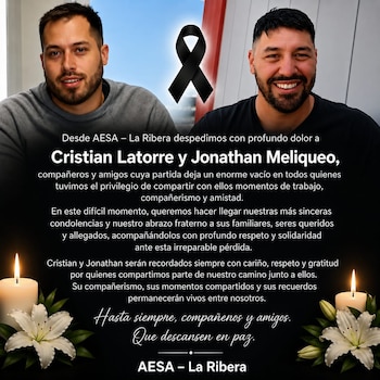 Placa con fotos de dos hombres, un lazo negro, velas encendidas, flores blancas y un texto de condolencias de la empresa AESA La Ribera