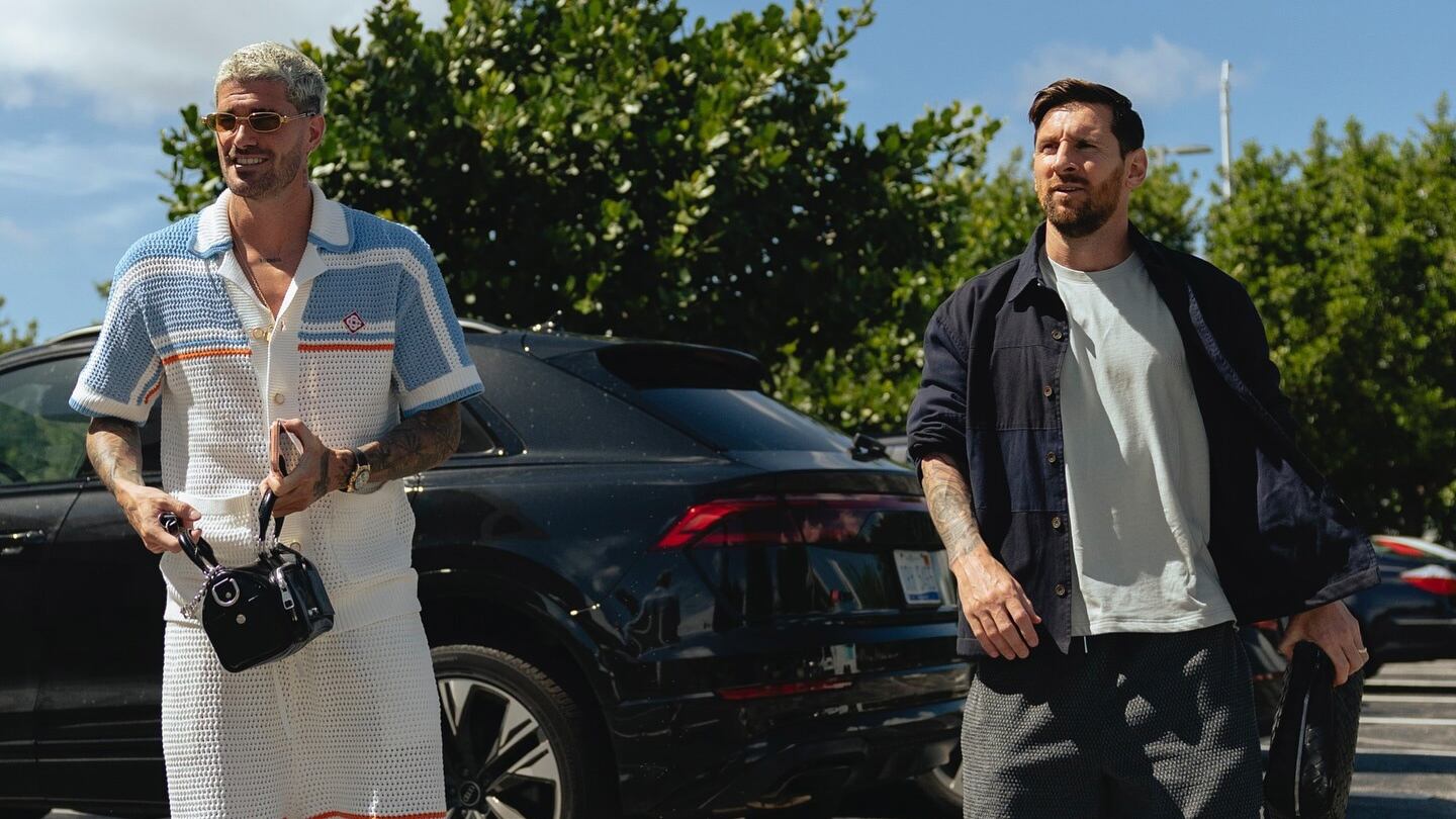Messi fue acompañado por Rodrigo De Paul en su visita al Camp Nou