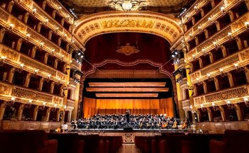 La orquesta del Teatro San Carlo de Nápoles interpreta La Novena Sinfonía en Do Mayor de Schubert, "La Grande", uno de los conciertos que la institución ofrecerá por internet hasta verano mientras permanece cerrada por las restricciones de la pandemia. EFE/Teatro