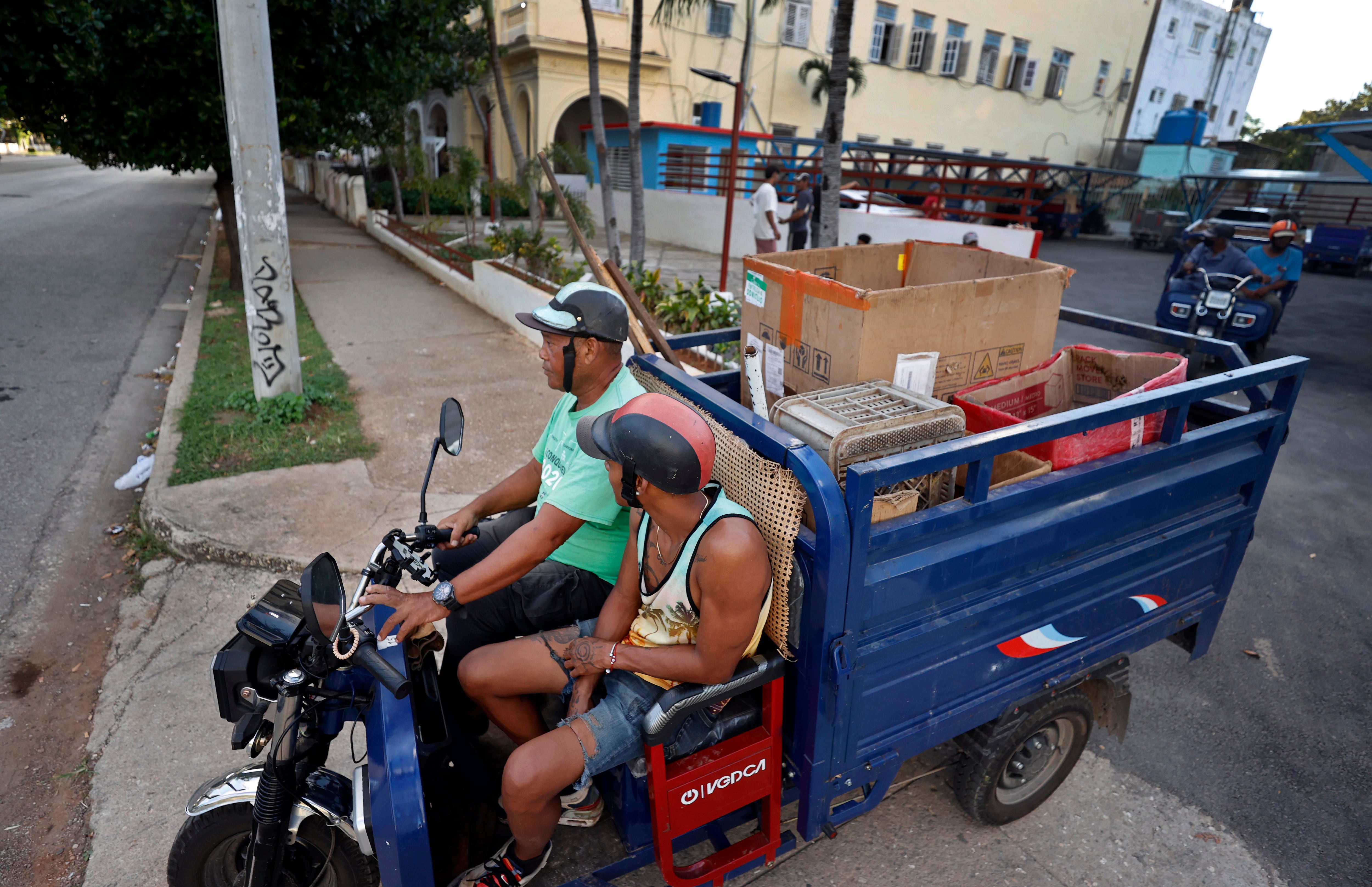 Triciclos eléctricos, una alternativa para aliviar la crisis de basura en Cuba