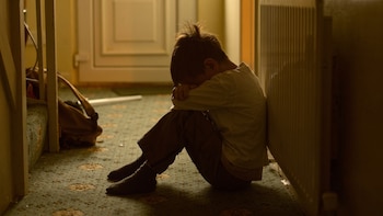 Madre denuncia a bachiller en Psicología por golpear a su hijo con autismo mientras lo cuidaba: “No se quedará así”