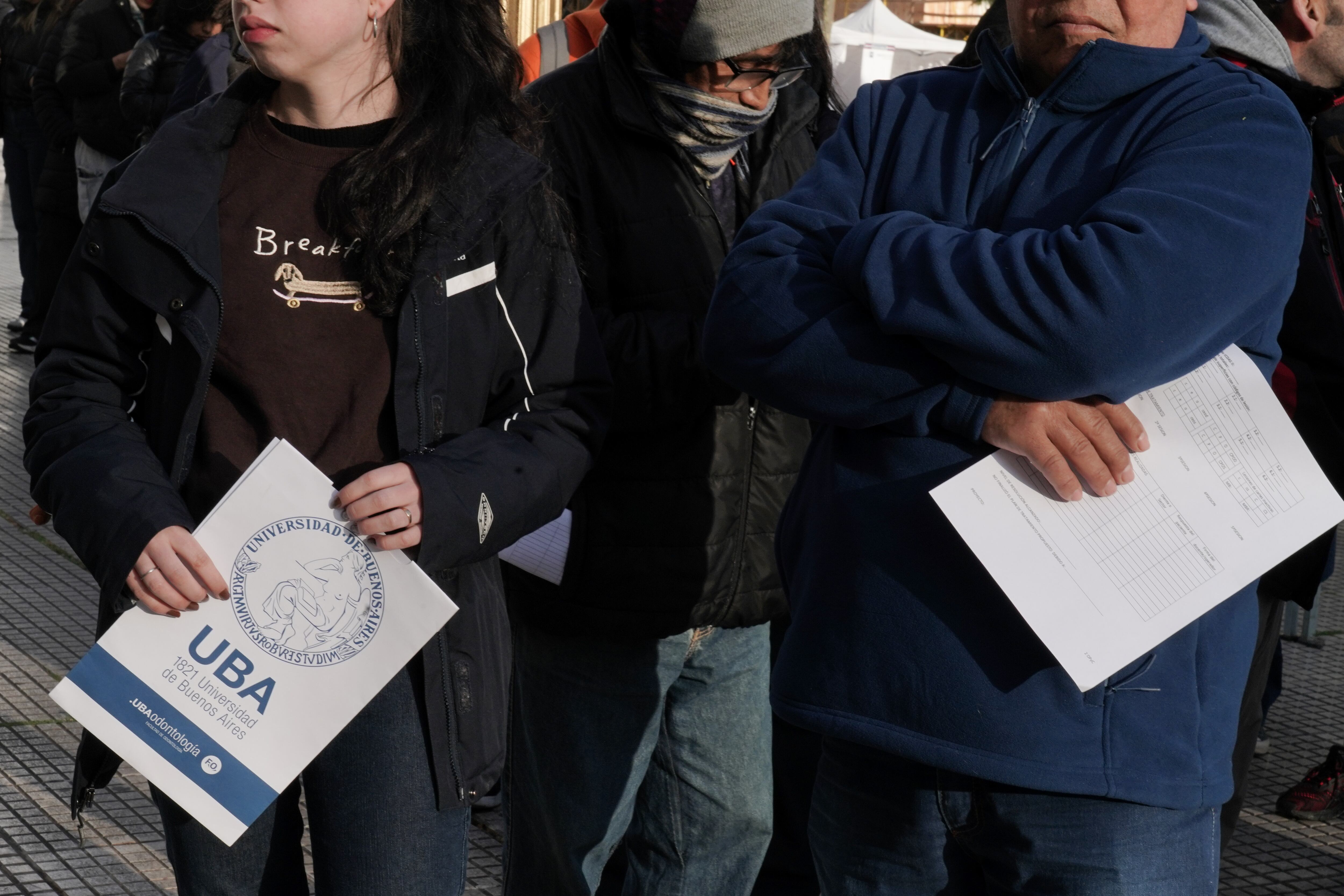 Dos de las personas que asisten a los servicios que ofrece la UBA