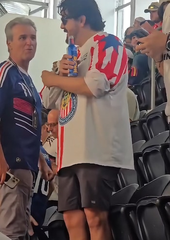 Al dueño de Chivas se le vio hablando con Nestor de la Torre en el Estadio de Dallas. (captura de pantalla)