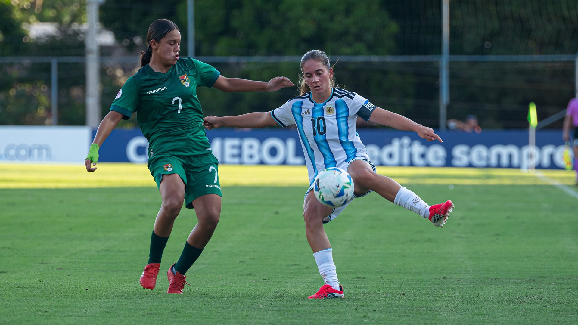 Algelt domina la pelota en la goleada ante Bolivia: la capitana regaló dos asistencias (@Argentina)