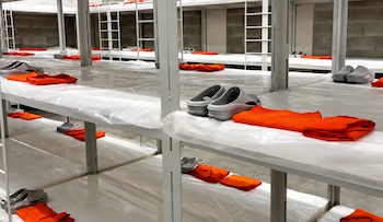 Las instalaciones del CACCO cuentan con dormitorios de literas, uniformes especiales y espacios sometidos a estrictas medidas de control para evitar actividades criminales dentro de la prisión. Crédito: Captura video Presidencia de la República