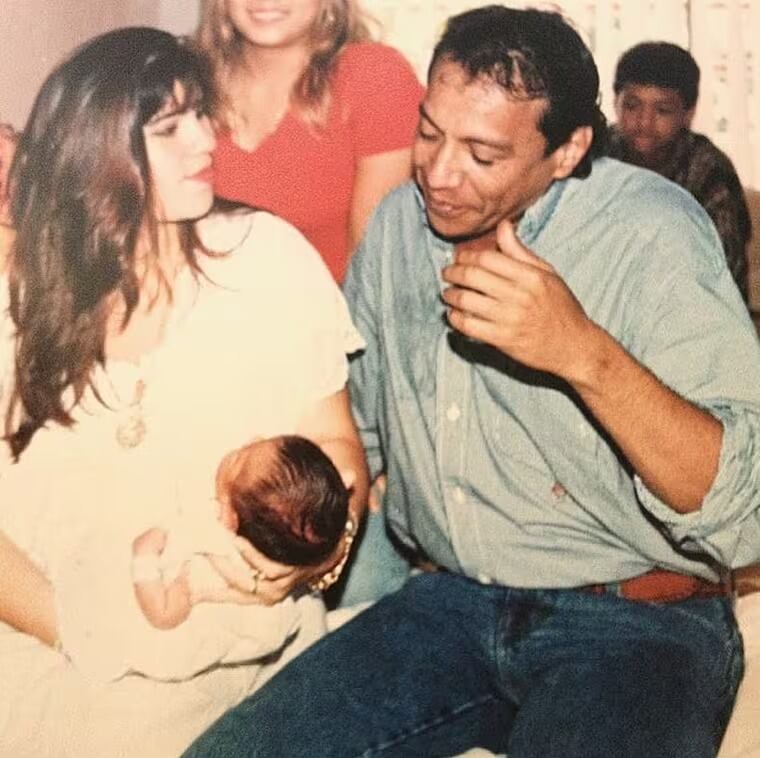 Diomedes Díaz y Betsy Liliana González con su hija, Lily Díaz - crédito @ParrandaValle/X