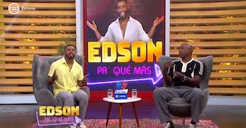 Edson Dávila y Cuto Guadalupe sentados en sillas en un set de televisión. Detrás, un panel con el título del programa 'Edson pa’ qué más' y una imagen de Edson Dávila