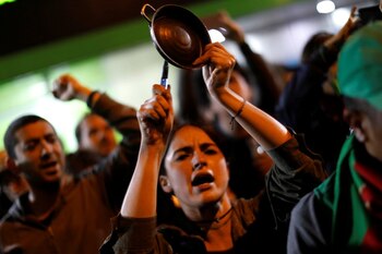 Manifestantes golpean ollas y sartenes