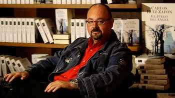 Veinticinco años de “La sombra del viento”, la novela de Carlos Ruiz Zafón que jamás ‘escribiría una IA’