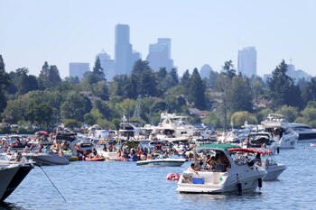 Personas en una fiesta de botes en el lago Washington durante la última ola de calor en Seattle (REUTERS/Lindsey Wasson)