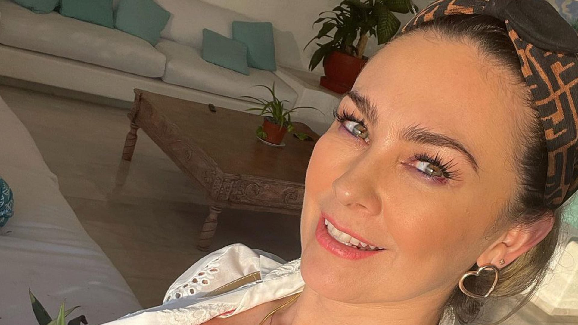 La actriz habría usado una canción para mandar indirecta a Myrka DellanosFoto:Instagram/@aracelyarambula