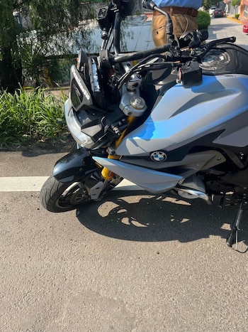 A casi cuatro meses del percance, la motociclista enfrenta consecuencias económicas y emocionales mientras utiliza su experiencia para pedir mayor prevención vial.