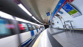 Un convoy de Metro entra