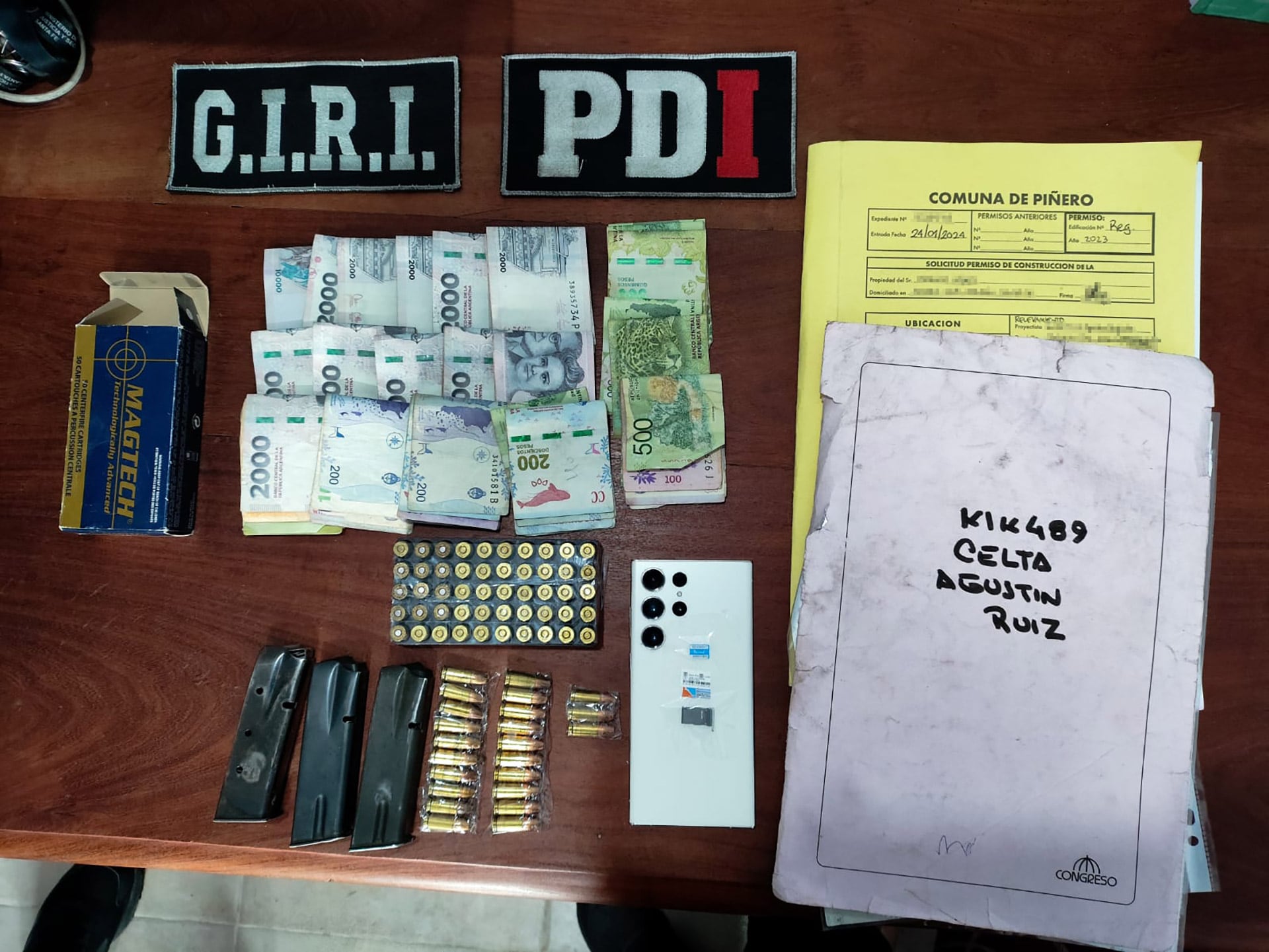 En el operativo se secuestraron tres cargadores de pistolas, 73 cartuchos calibre 9 milímetros y 170 mil pesos