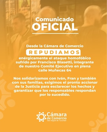 Placa de color naranja con texto en letras blancas sobre un repudio institucional y el logotipo de la Cámara de Comercio de San Miguel de Tucumán
