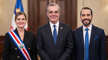 Tres personas de plano medio: Laura Fernández a la izquierda con banda presidencial, Luis Abinader al centro y Nayib Bukele a la derecha.