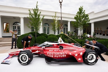 La exhibición del auto de carreras coincidió con las obras que Donald Trump impulsa en la Casa Blanca, cuyo costo estimado supera los 900 millones de dólares (Melania Trump en X)