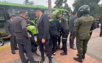 Un intercambio de disparos entre la Policía y presuntos delincuentes dejó un sospechoso herido y detenido en el lugar del asalto - crédito Captura video Redes sociales