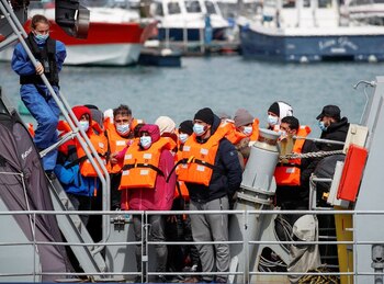 Migrantes llegan al Puerto de Dover luego de ser rescatados mientras cruzaban el Canal de la Mancha, en Dover, Gran Bretaña