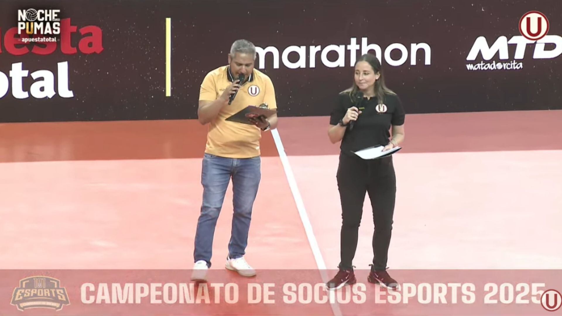 Animadores se encuentran en la cancha del coliseo Mariscal Cáceres para darle inicio a la Noche de las Pumas 2025.