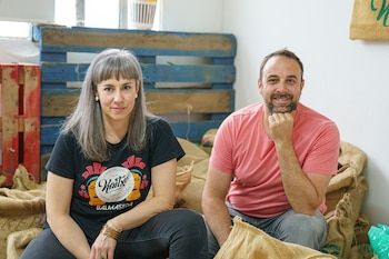 Raquel y Jon Mikel González, al frente del primer tostador de cacao bean to bar de Euskadi (Cedida)