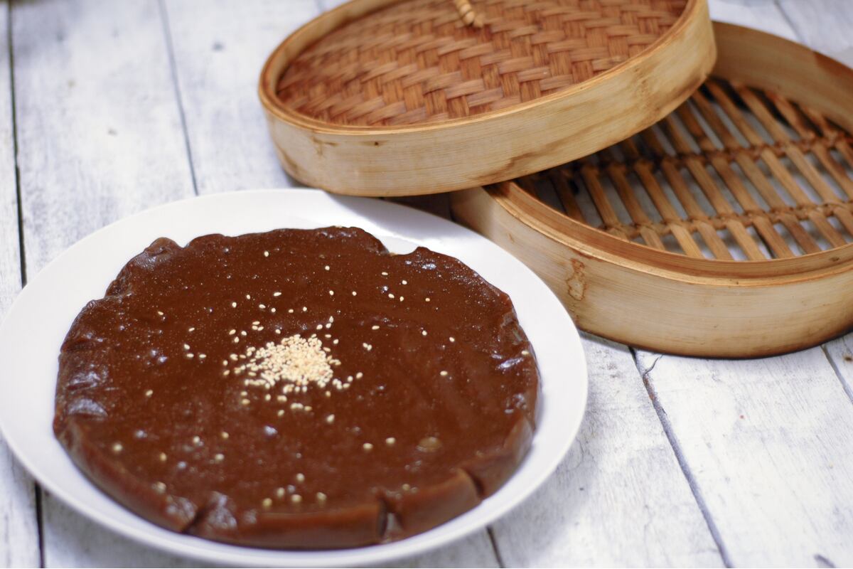 El Nian Gao es un pastel de arroz pegajoso, su nombre funciona como homófono de “año más alto” y simboliza progreso en cada ciclo (Freepik)