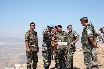Miembros de la Fuerza Provisional de la ONU en el Líbano (FINUL) en un puesto en el sector de Chebaa, sur del Líbano (EFE/Archivo)