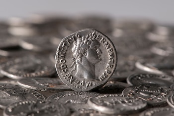 La mayoría de las monedas datan de la época de los gobernantes flavios y muestran su perfil, como esta del emperador Domiciano.(Marcel Zanjani/Oficina LVR para la Gestión del Patrimonio Arqueológico en Renania)