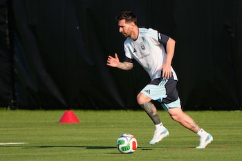 Lionel Messi entrenando para el Mundial 2026 con la selección de argentina. (AP Foto/Charlie Riedel)