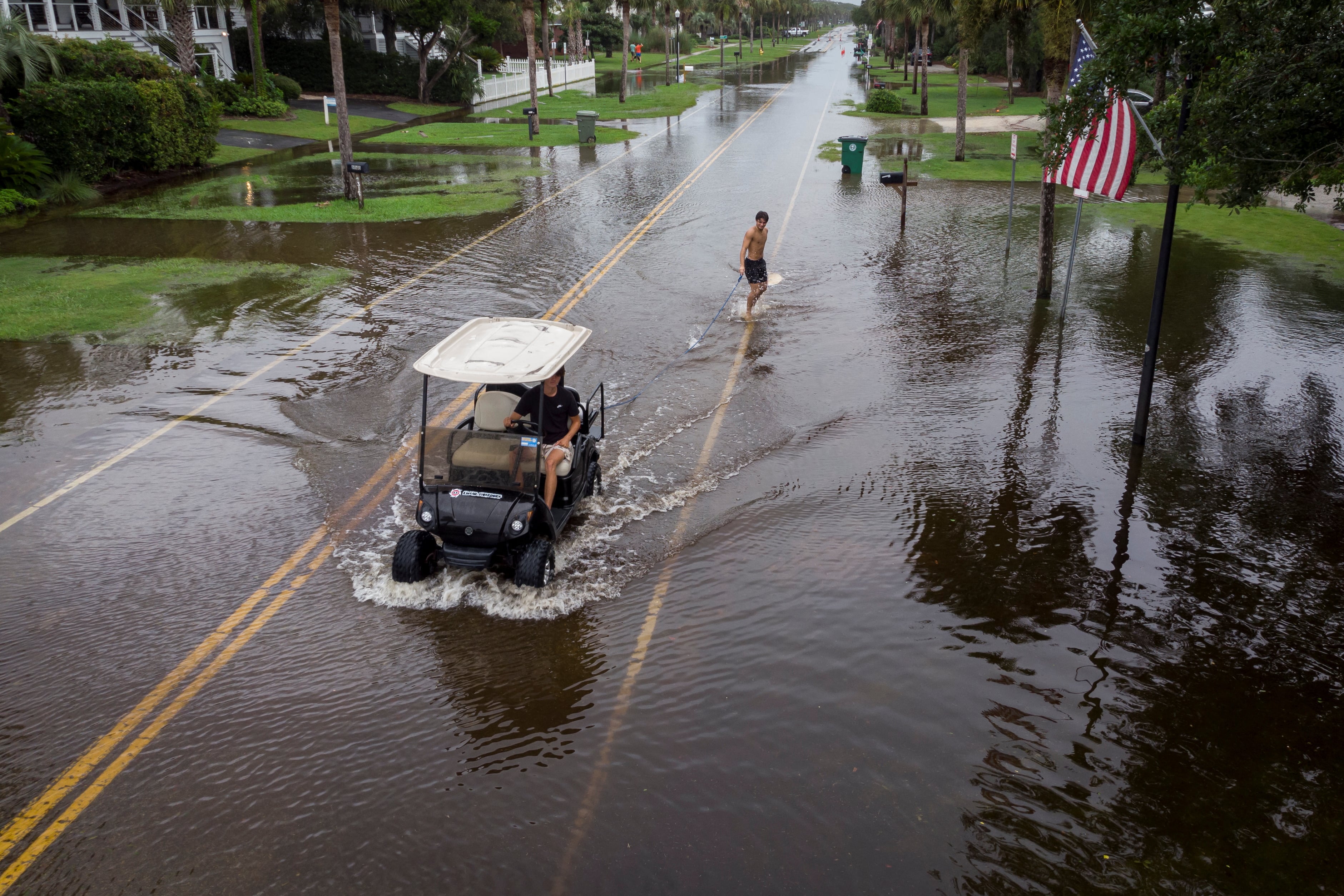 La conjunción de una masa de aire tropical y un frente estacionario sobre el sur de Estados Unidos genera tormentas eléctricas de alta intensidad y precipitaciones persistentes. (REUTERS/Marco Bello/ARCHIVO)