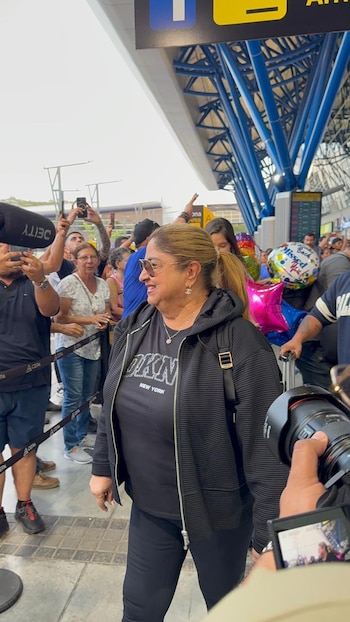Una llegada celebrada por artistas, fanáticos y líderes de opinión. Compromiso, raíces y una explosión viral tras su paso por el festival estadounidense se unen en una historia de éxito y reconocimiento (Foto cortesía de canal estatal de El Salvador: Noticiero El Salvador).