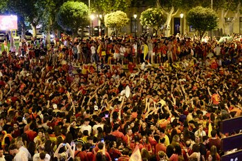 Miles de españoles celebran la