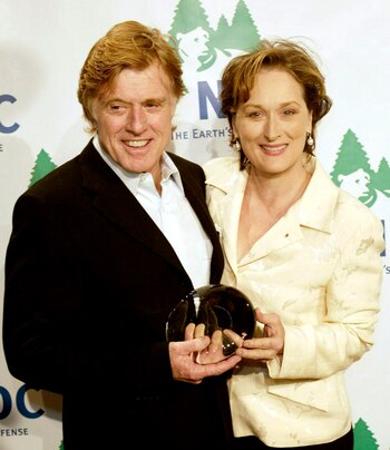 Meryl Streep y Robert Redford, actores de "Memorias de África", tras recibir un premio. EPA/PETER FOLEY/Archivo