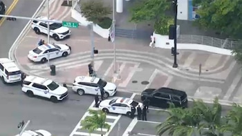 Apuñaló a una mujer en la cara y se atrincheró frente a una farmacia en Miami