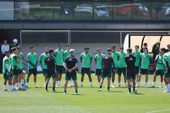 Integrantes del cuerpo técnico y jugadores de la selección mexicana de fútbol participan en un entrenamiento en el Centro de Alto Rendimiento (CAR) este miércoles, en Ciudad de México (México). EFE/Sáshenka Gutiérrez