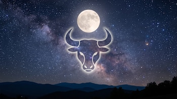 Silueta iluminada de la cabeza de un toro bajo una luna llena en un cielo estrellado con montañas oscuras en la parte inferior.