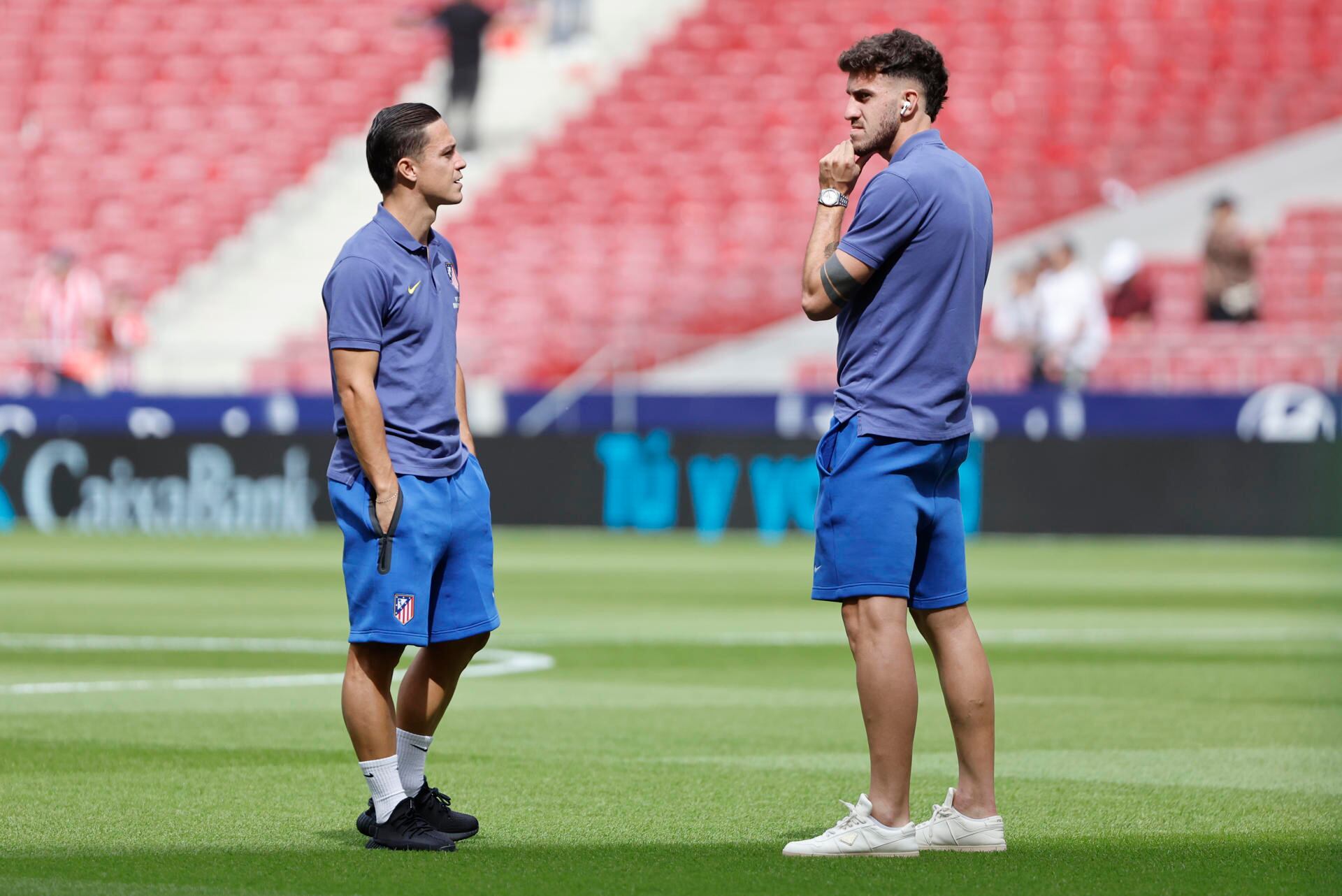 Los jugadores del Atlético de Madrid Giacomo Raspadori y Matte Ruggeri, antes del inicio del partido de liga ante el Real Madrid (EFE/ Sergio Pérez)