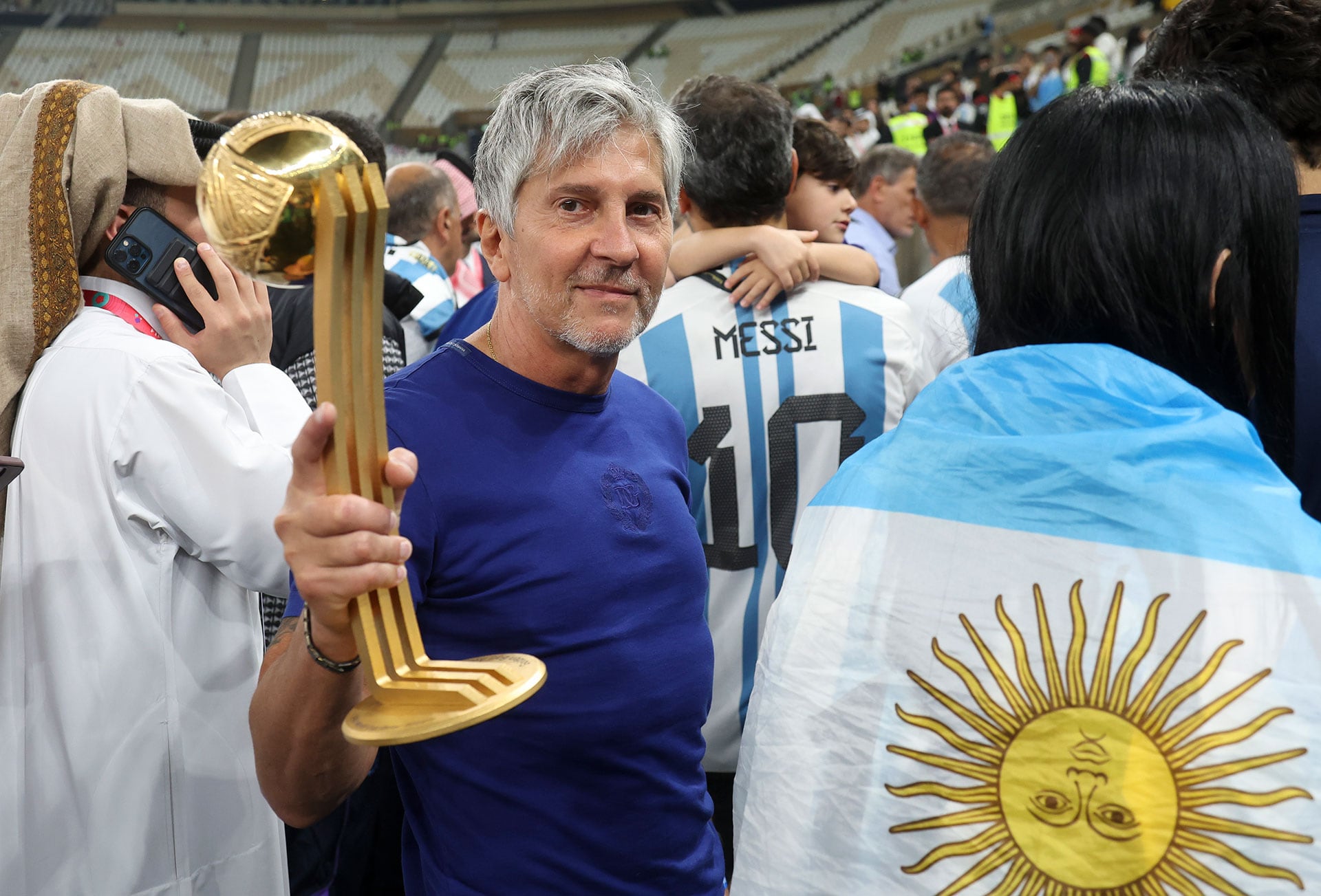 Jorge Messi con el trofeo a mejor jugador del mundial que ganó Leo en Qatar 2022