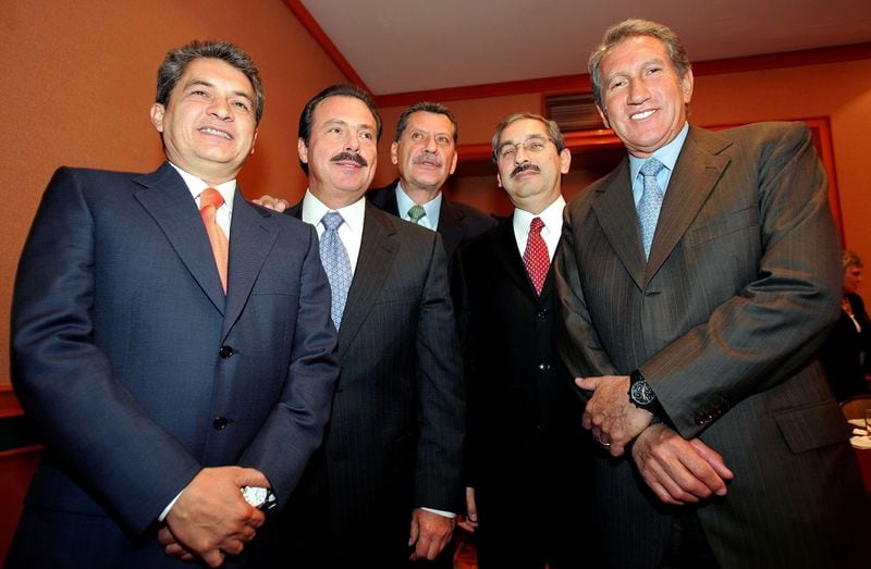 FOTO DE ARCHIVO. Miembros de un poderoso grupo dentro del Partido Revolucionario Institucional posan tras una conferencia de prensa en Ciudad de México. (I-D) Tomas Yarrington, Enrique Martinez, Enrique Jackson, Natividad Gonzalez, Arturo Montiel, que han organizado una faccion llamada