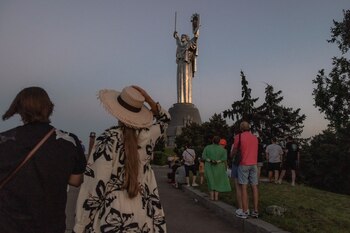 Personas observan los trabajos en