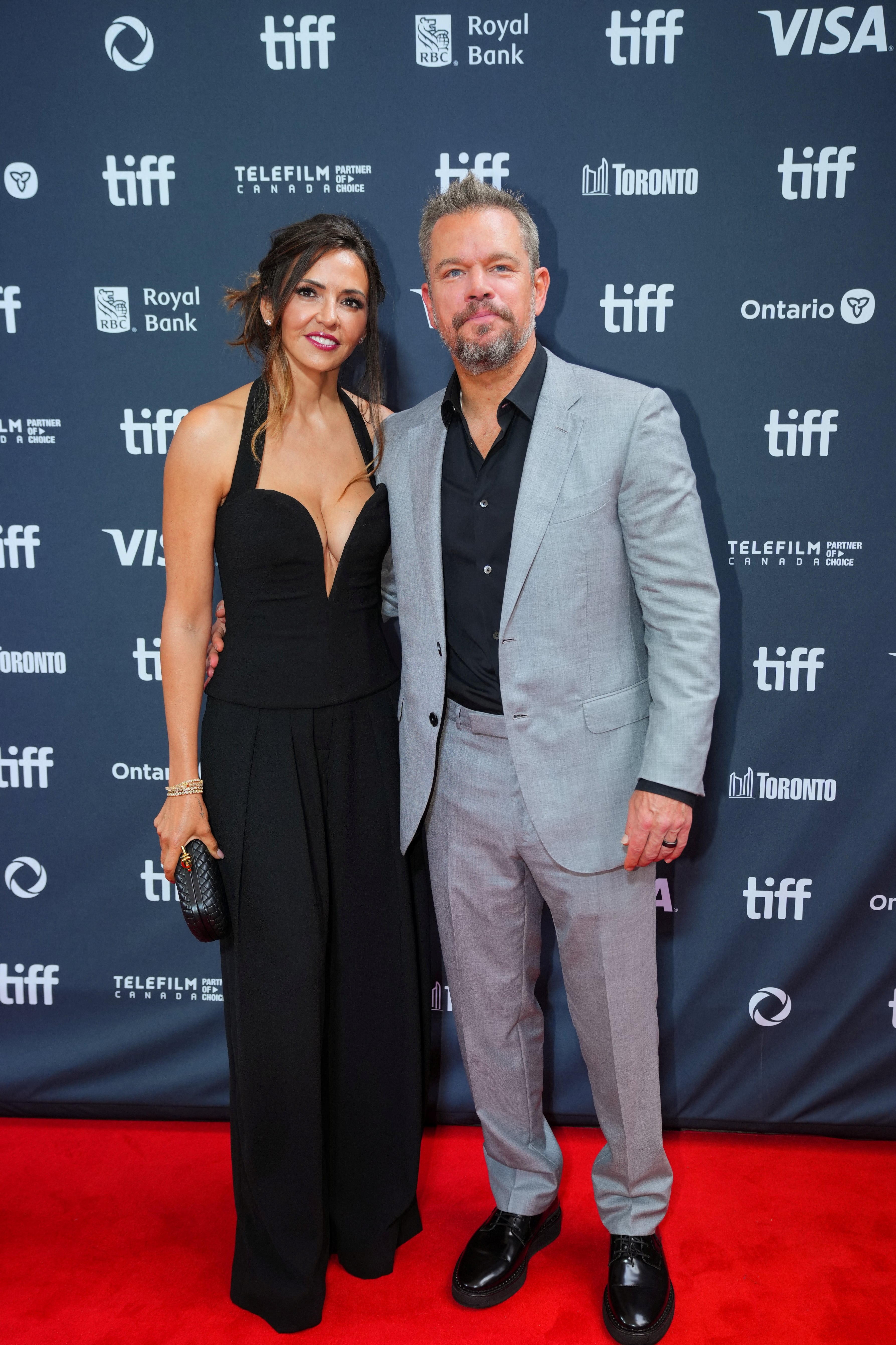 Traje gris claro con camisa negra y zapatos de charol, una combinación de contraste limpio vista en el Festival de Cine de Toronto (REUTERS/Mark Blinch)